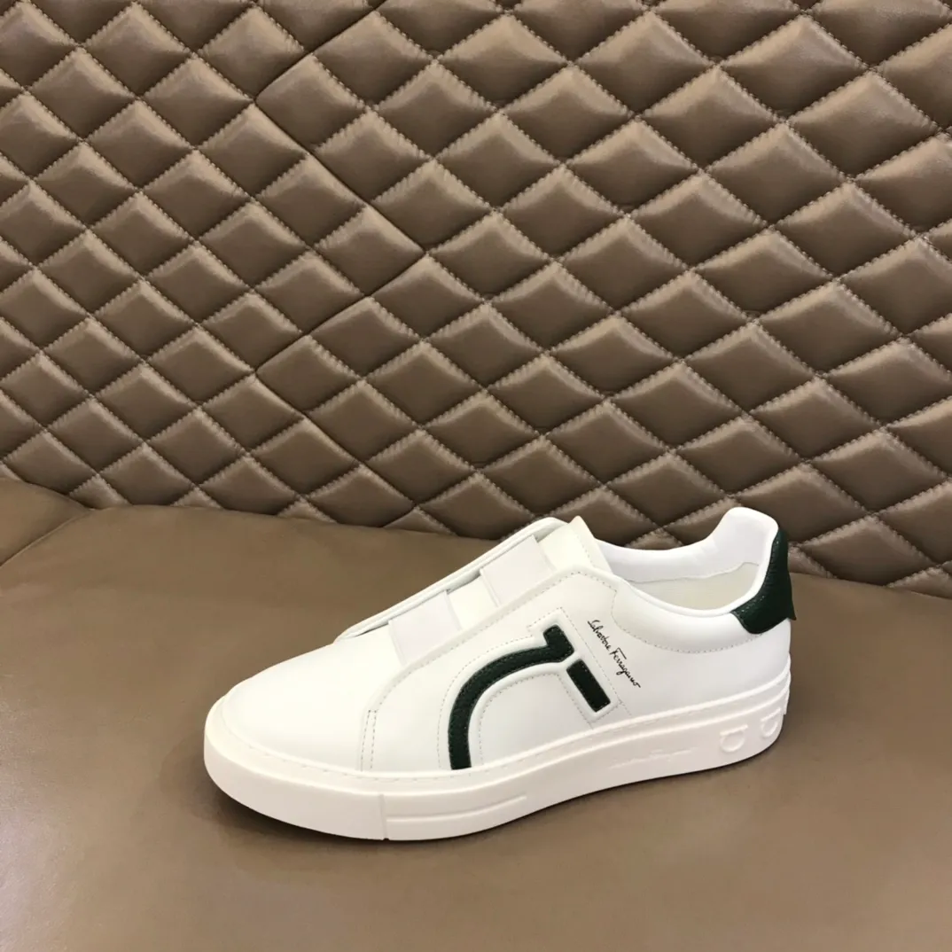 p400【Salvatore Ferraga**】New men's low-top casual shoes! Top-quality cow products, original lasts, made of imported cowhide, first-class texture, first-layer sheepskin lining! Original outsole! The details are exquisite and the style is versatile and upscale! Decorated with a three-dimensional Gancini logo, the back of the tongue and lace-up piping add a pop of color. The high-tech sole features a holographic pattern and Gancini details, making it ideal for a practical yet stylish everyday look. Code number 38-44 (45 can be customized)